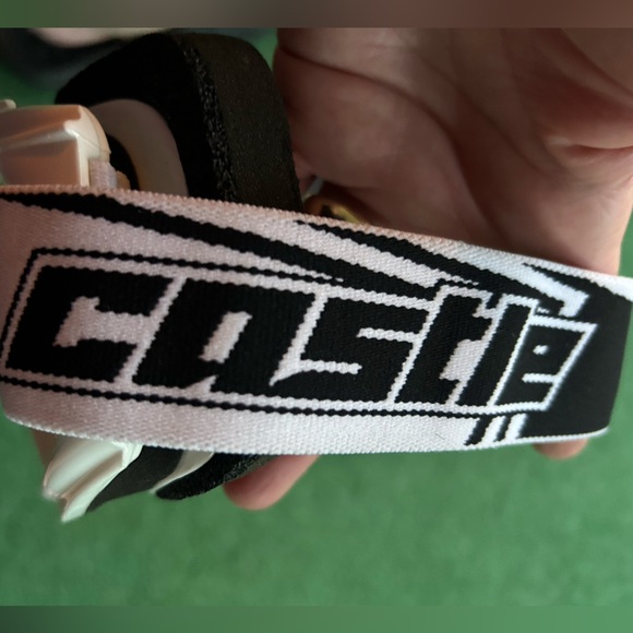 Snow goggles. Castle brand with adjustable strap and drawstring carrying case. - Picture 7 of 10